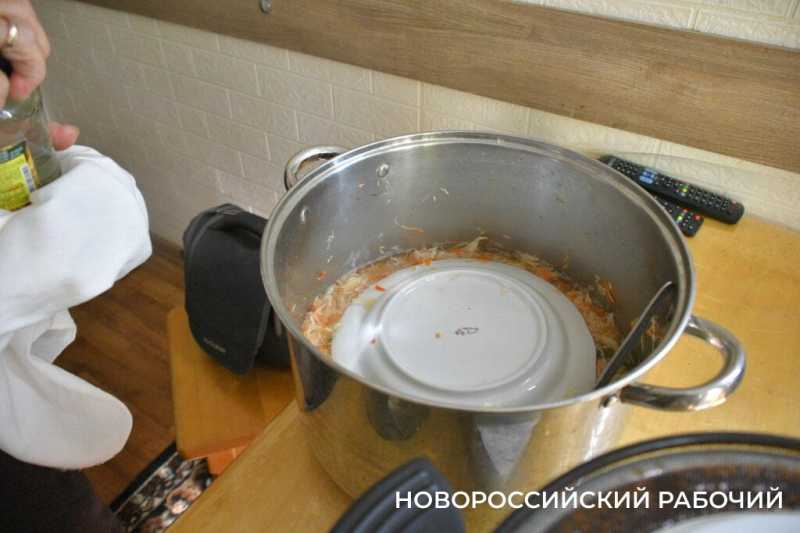 Бабушки Новороссийска начали солить для военных капусту и огурцы