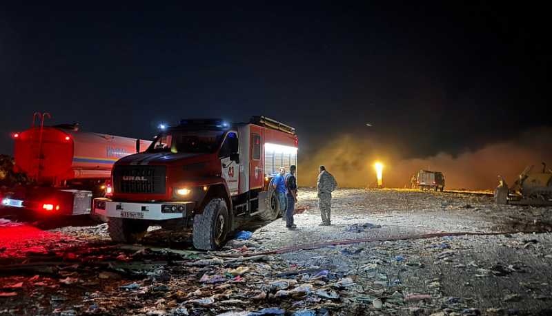 Для тушения возгорания на мусорном полигоне в Новороссийске задействовано 29 единиц спецтехники: ведется пролив водой и просыпка грунтом