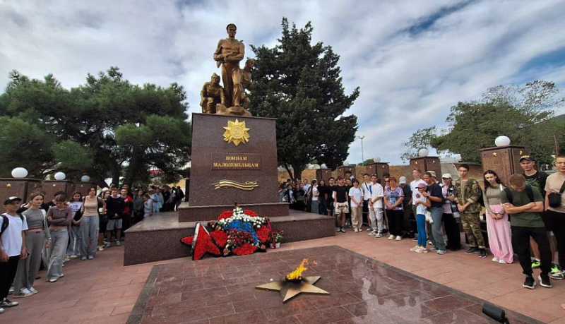 «Дорога героев»: накануне Дня города школьники Новороссийска стали участниками патриотического похода