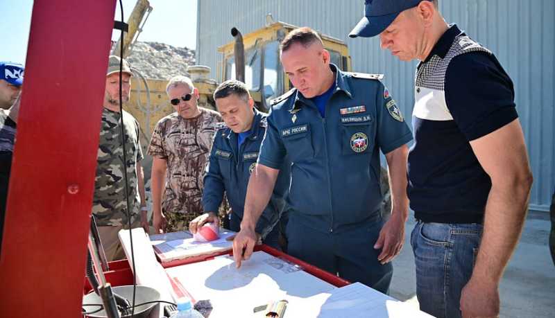 Глава Новороссийска провел оперативный штаб по распределению сил и средств, задействованных в ликвидации возгорания на мусорном полигоне
