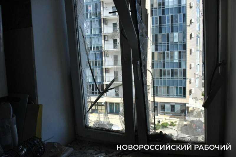 «Юбилей свадьбы мы так и не отметили…» В Новороссийске идет ликвидация последствий атаки ВСУ