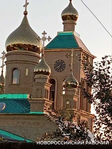 Как в древнем Суздале! Часы с буквицами вместо цифр показывают время на церкви под Новороссийском