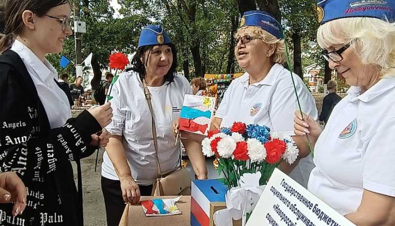 &laquo;Мастерская добровольчества&raquo;: серебряные волонтёры научили молодёжь плести маскировочные накидки и делать символические гвоздики