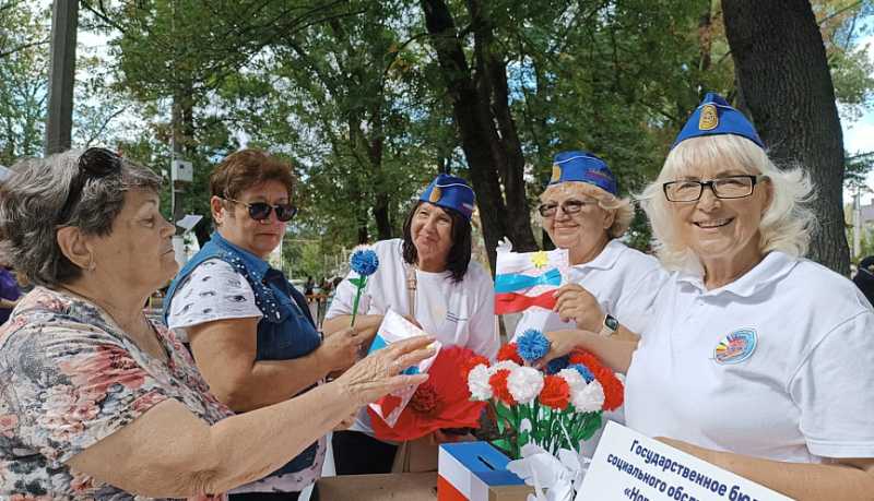 &laquo;Мастерская добровольчества&raquo;: серебряные волонтёры научили молодёжь плести маскировочные накидки и делать символические гвоздики