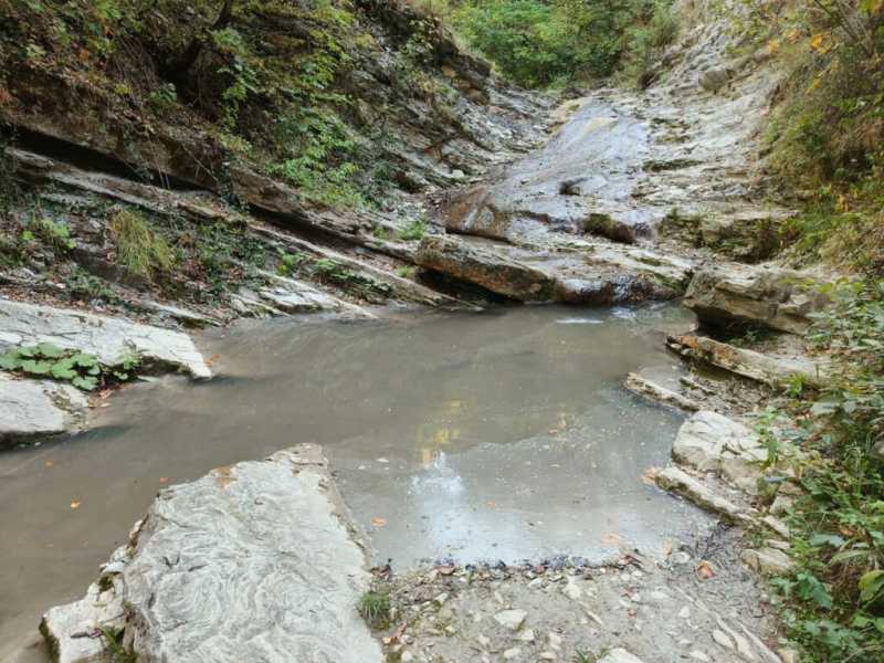 Ничего страшного. В Новороссийске экологи обследовали грязную воду Луначарских водопадов