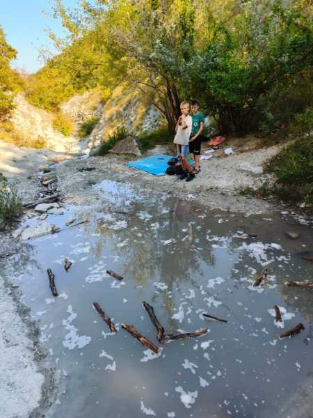 Ничего страшного. В Новороссийске экологи обследовали грязную воду Луначарских водопадов