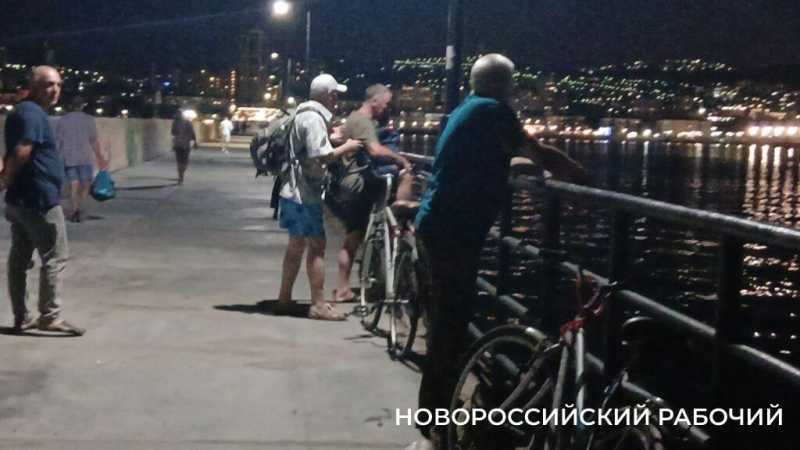 Ночная романтика Западного мола в Новороссийске. У кого-то мечты сбываются!