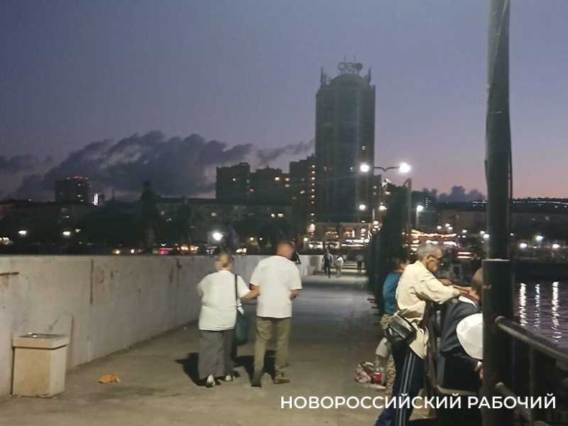 Ночная романтика Западного мола в Новороссийске. У кого-то мечты сбываются!