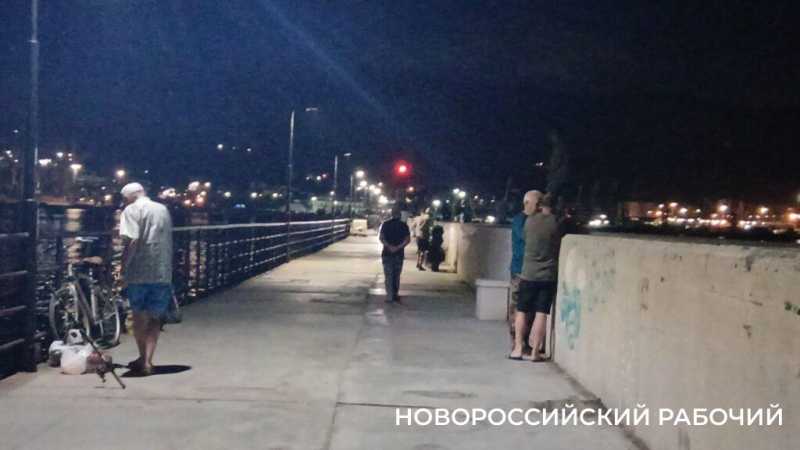Ночная романтика Западного мола в Новороссийске. У кого-то мечты сбываются!