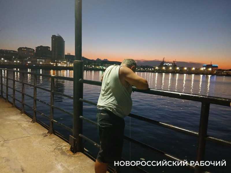 Ночная романтика Западного мола в Новороссийске. У кого-то мечты сбываются!