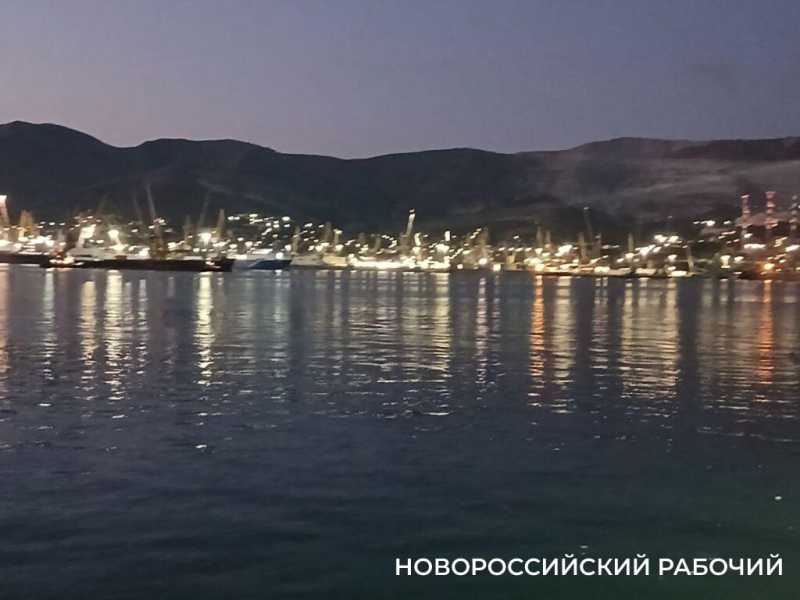 Ночная романтика Западного мола в Новороссийске. У кого-то мечты сбываются!