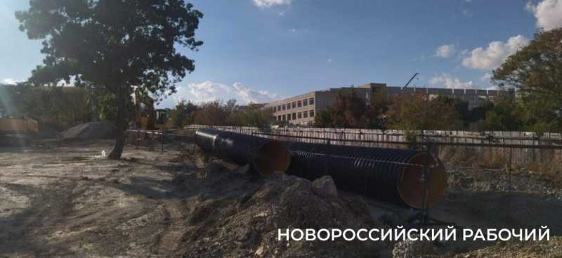«По этой траншее текла река и все размокло!» В Новороссийске погибли при строительстве магистральной ливневки погибли рабочие