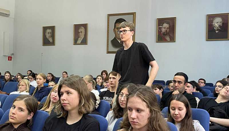 Полицейские Новороссийска провели беседу со студентами о кибербезопасности