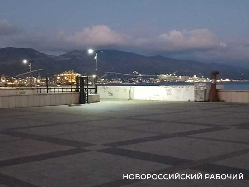 После курортного сезона в Новороссийске опустела набережная