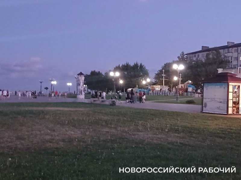 После курортного сезона в Новороссийске опустела набережная