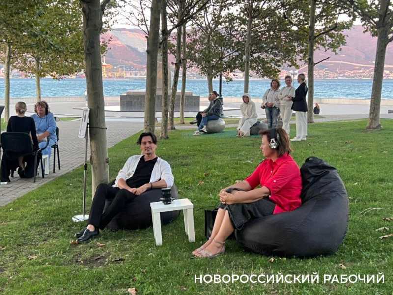 Послушать «артиста» и дать совет. В Новороссийске прошел необычный спектакль-диалог