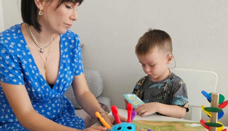 «Слушай и говори: семейные уроки»: в Краснодарском крае родителей учат самостоятельно заниматься с детьми с нарушением слуха