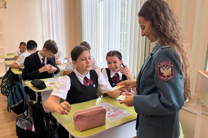 Специалисты налоговой службы провели урок налоговой грамотности для шестиклассников