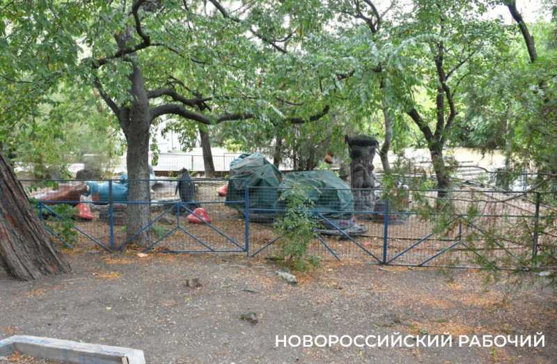 Старые обои, ковры, бочки просят приносить горожан. В Новороссийске создается арт-пространство