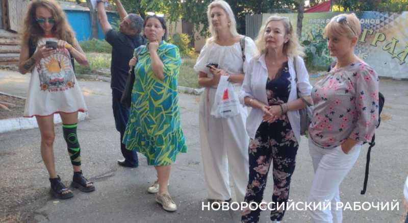 Старые обои, ковры, бочки просят приносить горожан. В Новороссийске создается арт-пространство