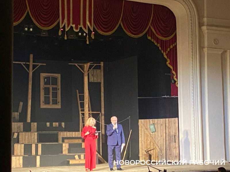 Ударом в рынду в Новороссийске открылся Международный фестиваль «Театральная гавань»