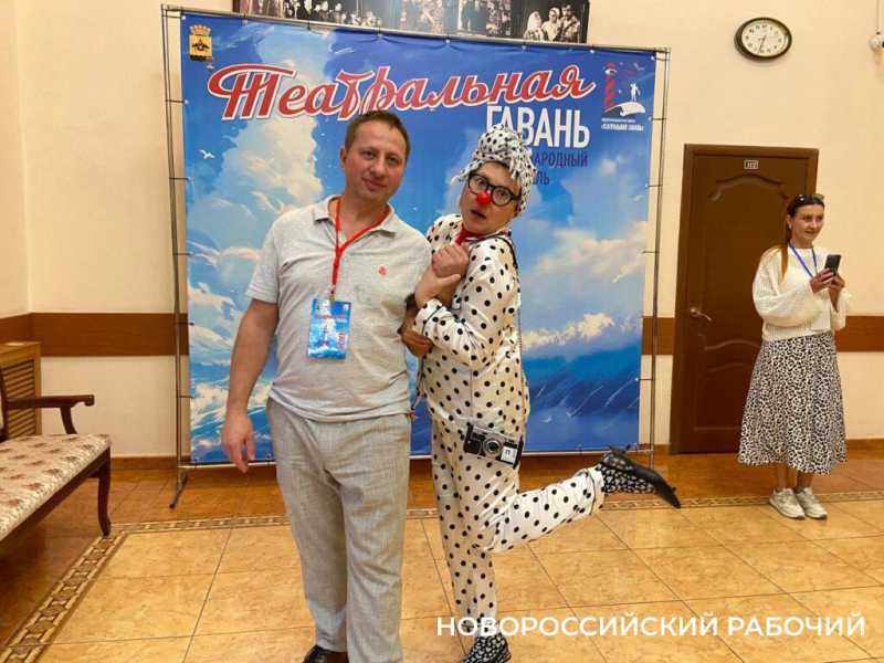 Ударом в рынду в Новороссийске открылся Международный фестиваль «Театральная гавань»