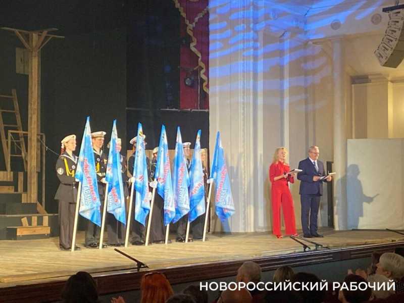 Ударом в рынду в Новороссийске открылся Международный фестиваль «Театральная гавань»