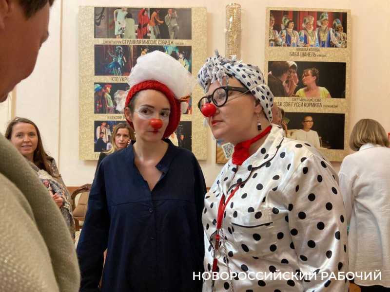 Ударом в рынду в Новороссийске открылся Международный фестиваль «Театральная гавань»