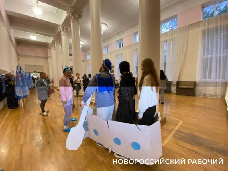 Ударом в рынду в Новороссийске открылся Международный фестиваль «Театральная гавань»