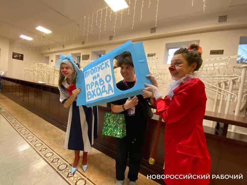 Ударом в рынду в Новороссийске открылся Международный фестиваль «Театральная гавань»