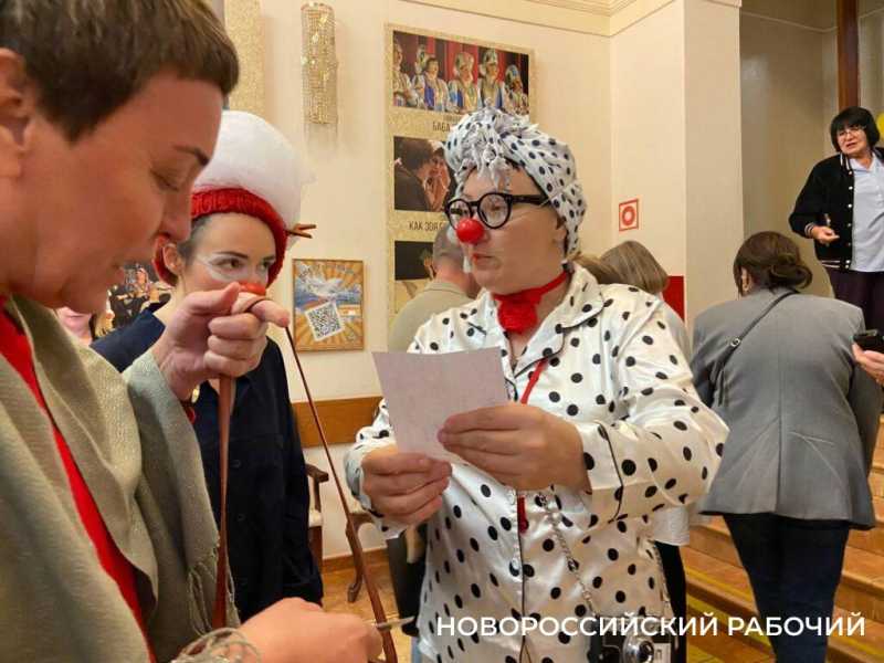 Ударом в рынду в Новороссийске открылся Международный фестиваль «Театральная гавань»