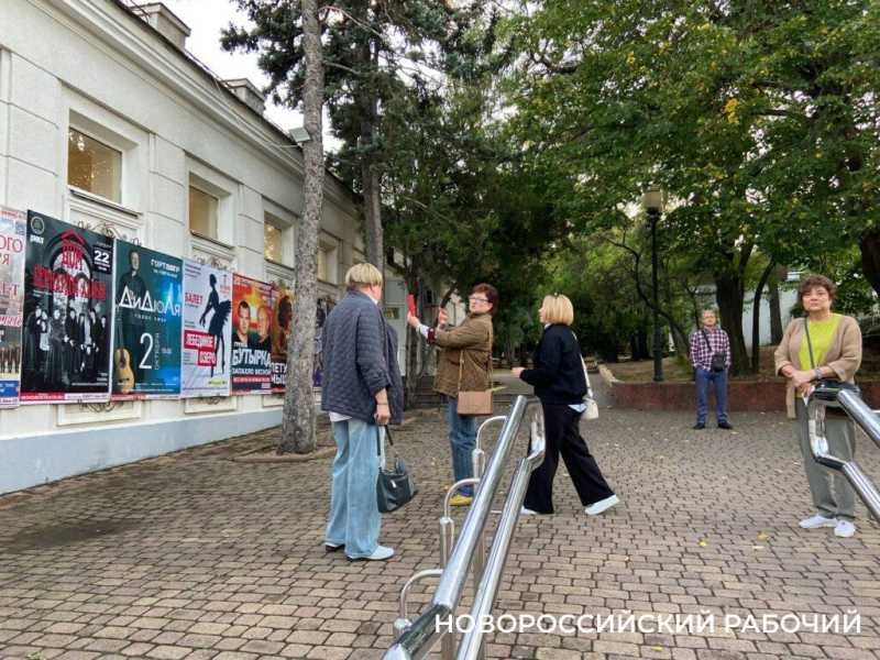 Ударом в рынду в Новороссийске открылся Международный фестиваль «Театральная гавань»