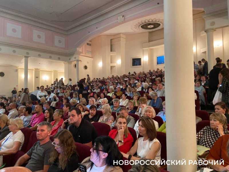 Ударом в рынду в Новороссийске открылся Международный фестиваль «Театральная гавань»