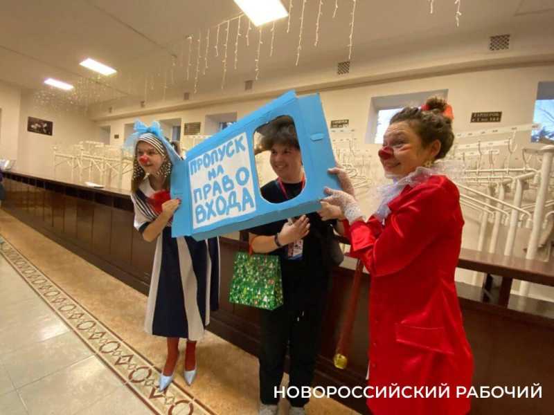 Ударом в рынду в Новороссийске открылся Международный фестиваль «Театральная гавань»