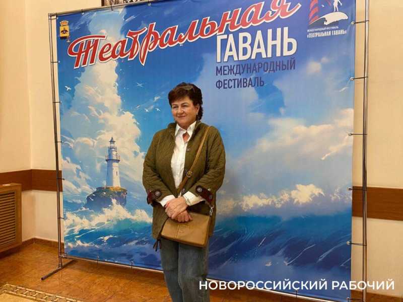 Ударом в рынду в Новороссийске открылся Международный фестиваль «Театральная гавань»