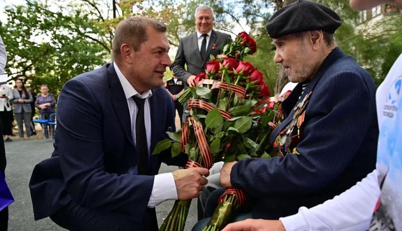 В городе-герое Новороссийске для Ветерана Великой Отечественной войны Леонида Николаевича Нанояна провели индивидуальный парад