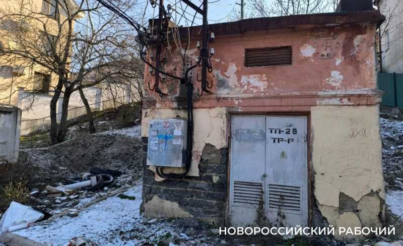 В Новороссийске демонтировали подстанцию, а развалины не убрали