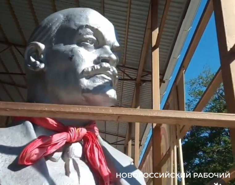 В Новороссийске на даче стоит памятник Ленину