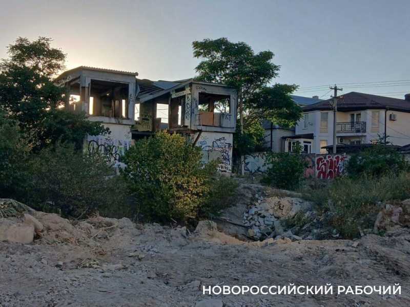 В Новороссийске наведут порядок на участке, где хотели построить  ЖК «Бульвар Черняховского»