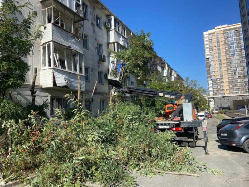 В Новороссийске норд-ост мешает демонтировать крышу дома, пострадавшего во время атаки БПЛА