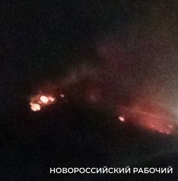 В Новороссийске остается потушить 800 кв. м. горящей свалки — жители жалуются на гарь