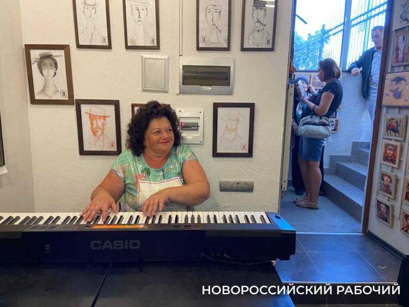 В Новороссийске открылась выставка художника, чью картину купил Рокфеллер