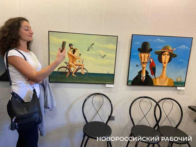 В Новороссийске открылась выставка художника, чью картину купил Рокфеллер