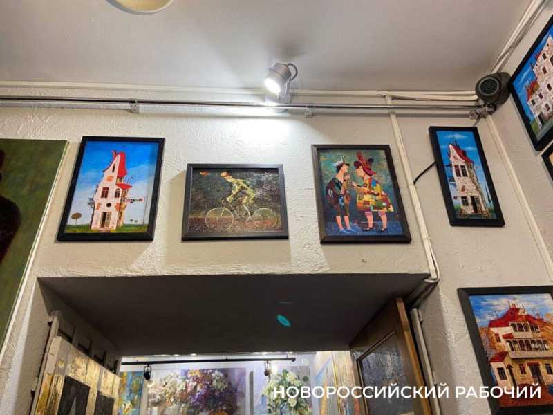 В Новороссийске открылась выставка художника, чью картину купил Рокфеллер