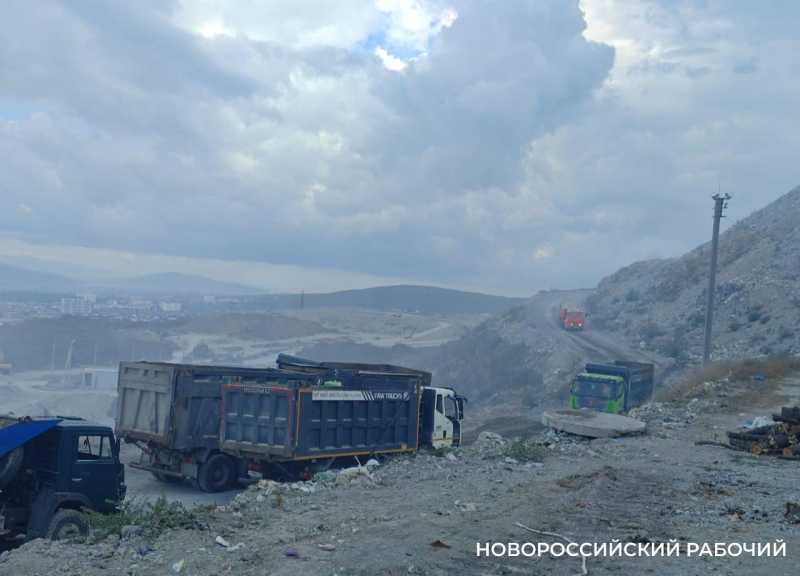 В Новороссийске площадь пожара на мусорном полигоне сократилась до 650 кв.м.