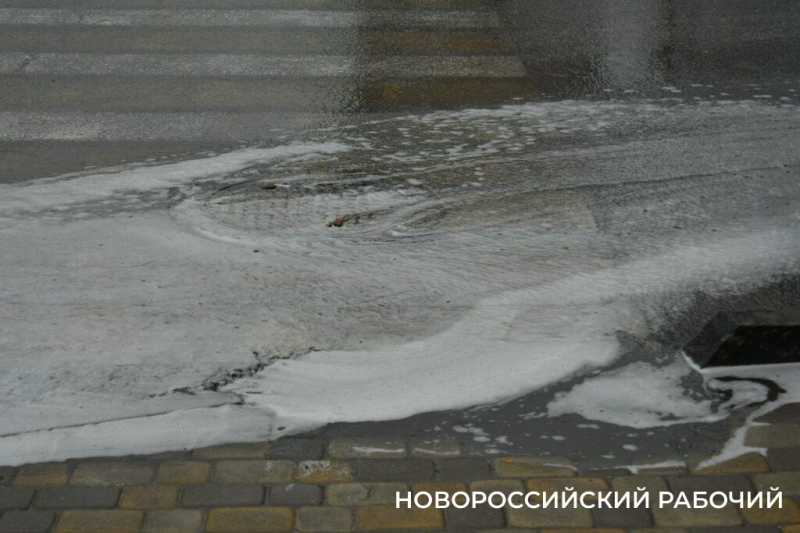 В Новороссийске по дорогам текут ручьи с белой пеной