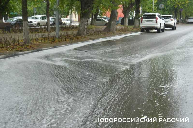 В Новороссийске по дорогам текут ручьи с белой пеной