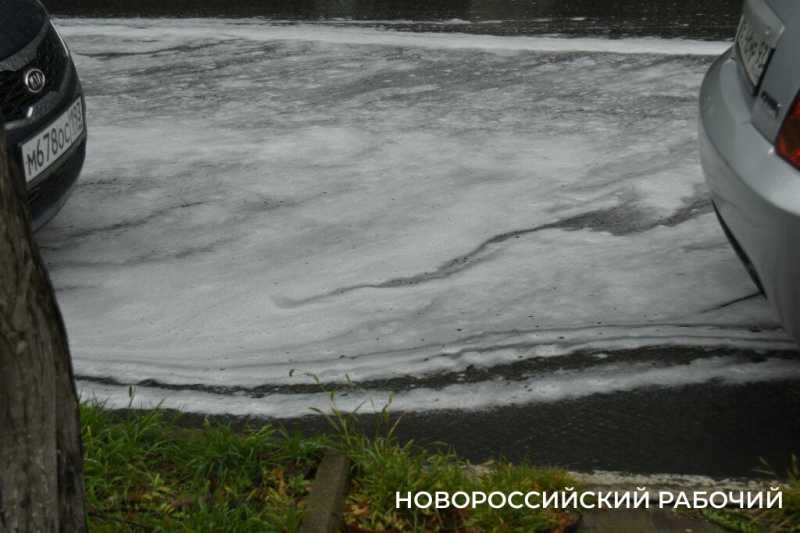 В Новороссийске по дорогам текут ручьи с белой пеной