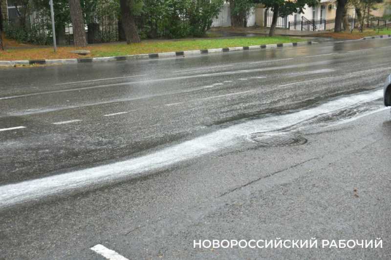 В Новороссийске по дорогам текут ручьи с белой пеной