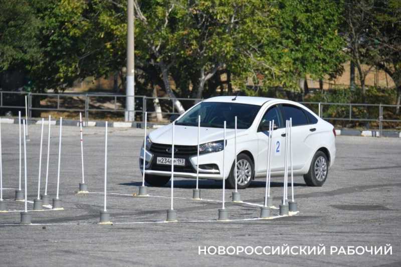 В Новороссийске полицейские Кубани завоевали «золото» по служебному автомногоборью